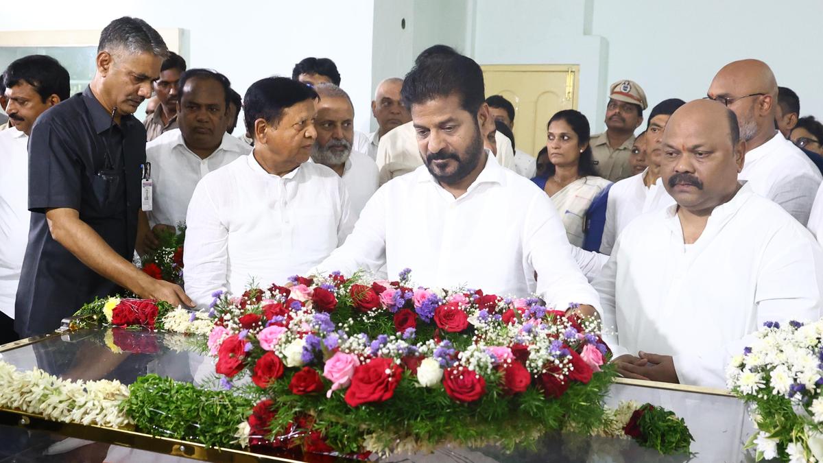 Revanth pays last respects to D. Srinivas in Nizamabad  